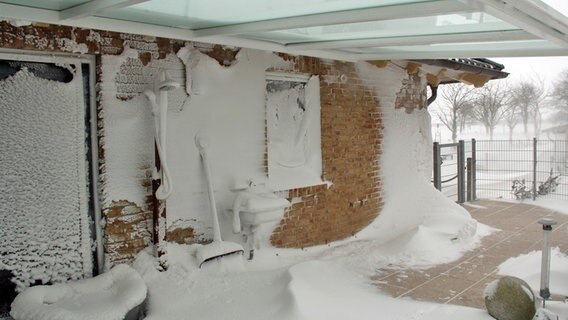 Schneeverwehungen an einer Hauswand © NDR Foto: Simone Albrecht aus Schaprode