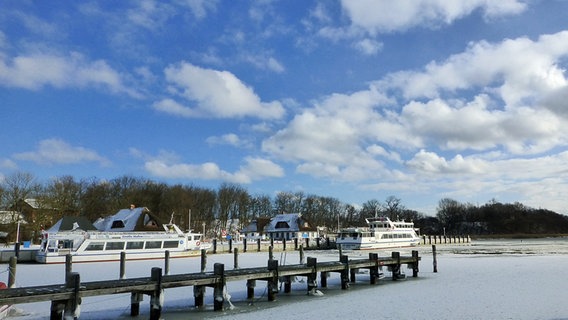 Sonne scheint auf den Hafen von Kloster. © NDR Foto: Gerald Schneider aus Kloster