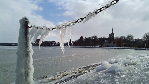An einer Kette vor der Stralsunder Sundpromenade hängen Eiszapfen. © NDR Foto: Rainer Ewert aus Stralsund