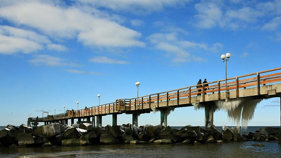 Eiszapfen hängen an der Wustrower Seebrücke. © NDR Foto: Karl-Heinz Voß aus Wustrow