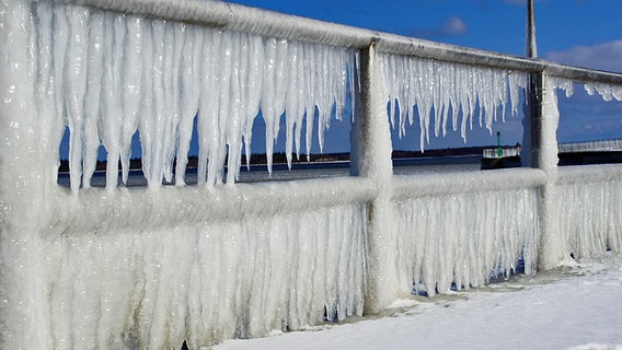 Vereiste Brücke am "Utkiek" an der Wiecker Nordmole. © NDR Foto: Detlef Matthias aus Greifswald