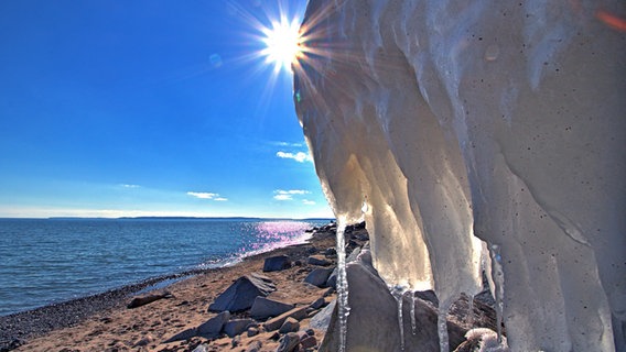 Ein Eisvorhang im Gegenlicht in Sassnitz © NDR Foto: Thomas Starkloff aus Sassnitz