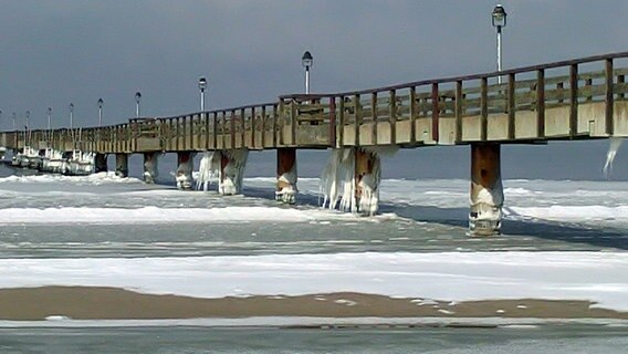 Die Seebrücke Lubmin hängt voller Eiszapfen © NDR Foto: Eleonore Schwanke aus Greifswald