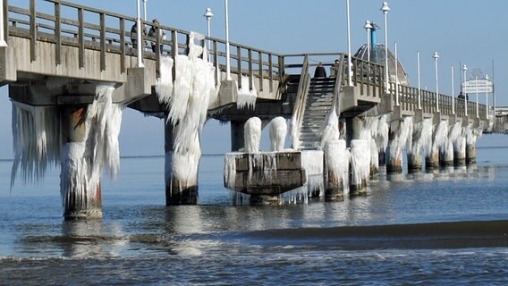 Die Seebrücke Zinnowitz trägt gigantische Eiszapfen © NDR Foto: Gerda Büssow aus Negast