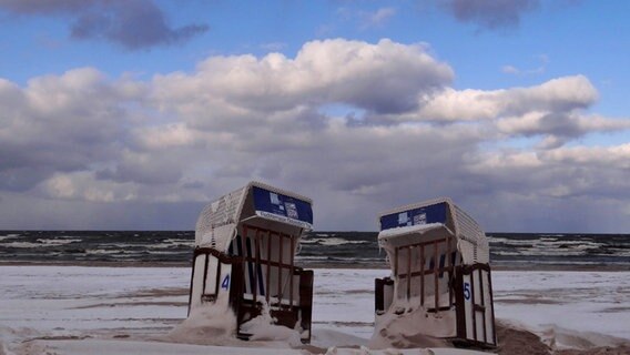 Zwei Strandkörbe am Strand im Schnee © NDR Foto: Peter Heydemann aus Sassnitz