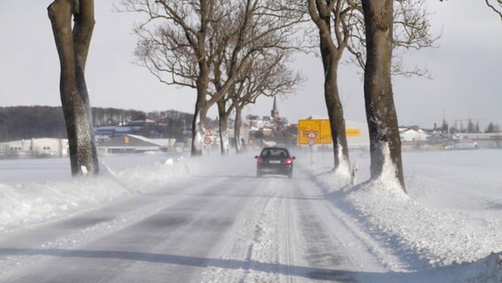Auto fährt auf einer schneeverwehten Straße © NDR Foto: Marion Schultz aus Stralsund