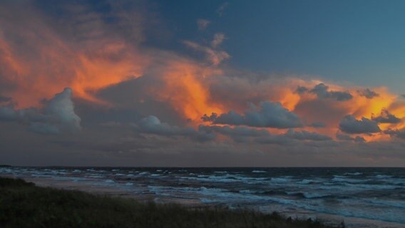 Wolken werden von der untergehenden Sonne in feurigem Orange angestrahlt. © NDR Foto: Dagmar Jaschen aus Bestensee