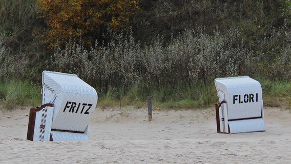 Strandkörbe mit der Aufschrift: "Fritz" und "Flori" © NDR Foto: Carla Pilz aus Schwedt