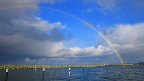 Regenbogen über dem Barther Bodden © NDR Foto: Mario Galepp aus Barth