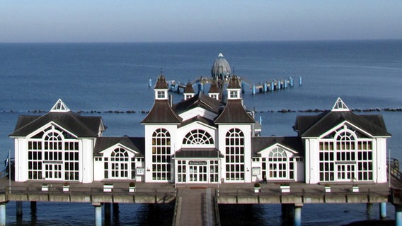 Selliner Seebrücke vor blauem Himmel © NDR Foto: Anne-Katrin Dorst aus Stralsund