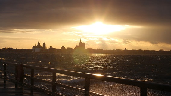 Stürmische See mit Stralsund-Silhoutte © NDR Foto: Heiko Schnell aus Stralsund