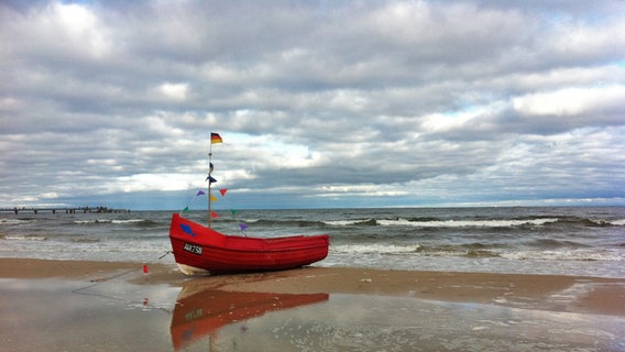 Rotes Boot liegt am Ostseestrand © NDR Foto: Armin Klohs aus Neverin