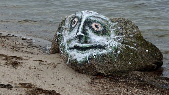 ein Stein mit einem aufgemalten Gesicht © NDR Foto: Wolfgang Schneider aus Greifswald