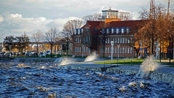 Wellen schlagen an die Strandpromenade in Stralsund. © NDR Foto: Hermann Bernhardt aus Prohn