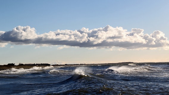hohe Wellen auf der Ostsee vor Hiddensee © NDR Foto: Gerald Schneider aus Kloster