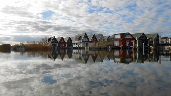 Wohnhäuser auf Holzpfählen im Hafen von Althagen © NDR Foto: Ralf Ernst aus Ribnitz-Damgarten