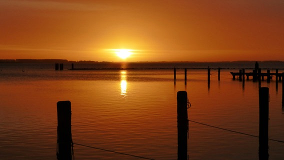 Sonnenaufgang über einem kleinen Hafen © NDR Foto: Gerald Schneider aus Kloster/Hiddensee