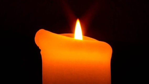 Eine brennende Kerze in der Dunkelheit © NDR Foto: Marion Schmidt aus Barth