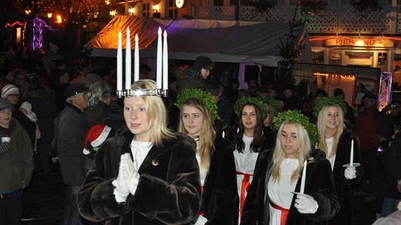 Luciasängerinnen aus Schweden besuchen Sassnitz © NDR Foto: Max Bachmann aus Sassnitz