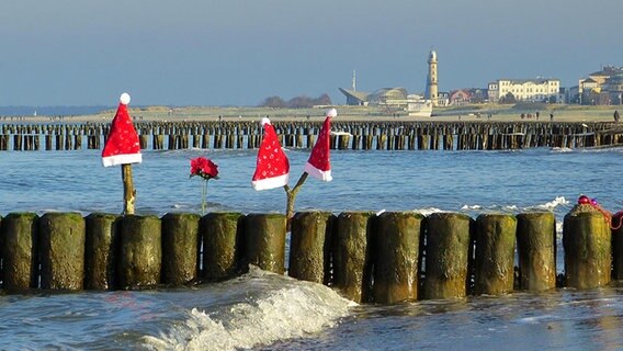 Nikolausmützen sind über Buhnen gehängt worden © NDR Foto: Mario Sunmir aus Warnemünde