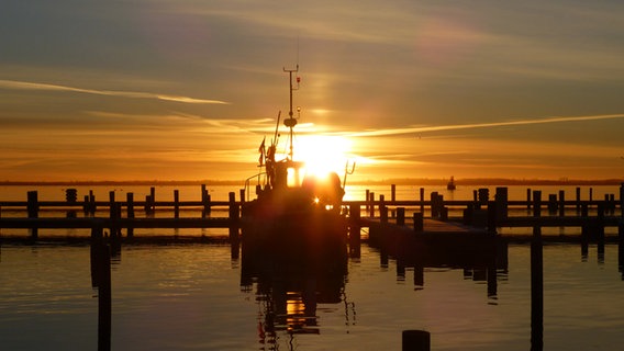 Sonnenaufgang hinter einem Fischkutter © NDR Foto: Gerald Schneider aus Kloster