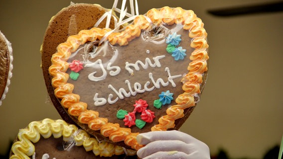 Auf einem Lebkuchenherz steht: "Is mir schlecht" © NDR Foto: Eckhard Wolfgramm aus Salow