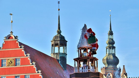 Eine Weihnachtsmannfigur auf der Spitze einer Pyramide © NDR Foto: Eckhard Wolfgramm aus Salow