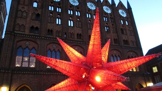 Der große Stern von Stralsund auf dem Weihnachtsmarkt © NDR Foto: Harry Kidrowski aus Stralsund