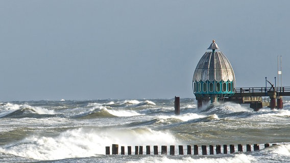 Tauchgondel an der Zingster Seebrücke in der stürmischen Ostsee. © NDR Foto:  Karsten Unger Groß Mohrdorf