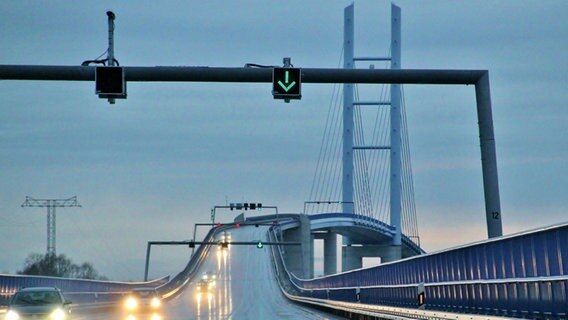 Die Rügenbrücke aus der Sicht eines Autofahrers © NDR Foto: Eckhard Wolfgramm aus Salow