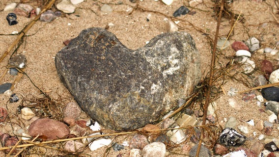 Herzförmiger Stein im Strandsand © NDR Foto: Eckhard Heitmann aus Loissin