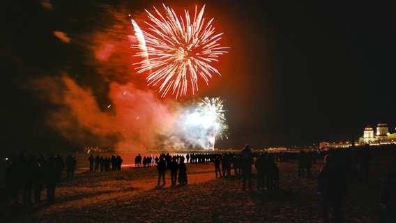 Feuerwerk am Strand © NDR Foto: Klaus Garbe aus Binz