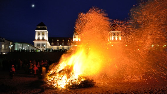 Verbrennen der Weihnachtsbäume in Binz © NDR Foto: Klaus Garbe aus Binz