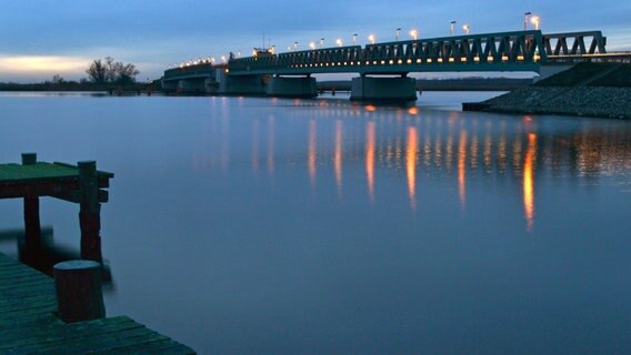 Autobrücke in der Abenddämmerung © NDR Foto: Werner Bayer aus Neubrandenburg