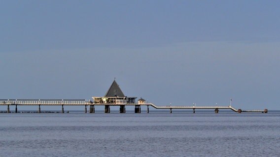 Die Seebrücke in Heringsdorf reicht weit in die Ostsee hinein. © NDR Foto: Werner Bayer aus Neubrandenburg