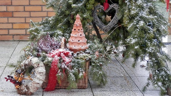 Übriggebliebene Weihnachtsdeko mit Schnee © NDR Foto: Marion Schultz aus Stralsund