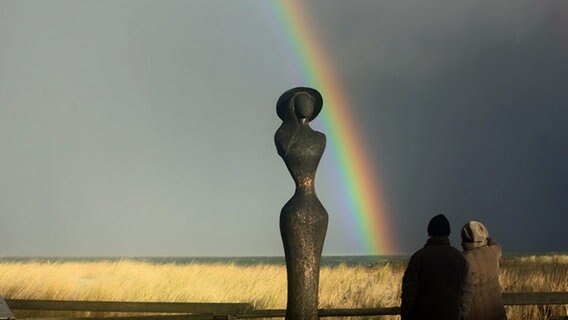 Regenbogen hinter einer Skulptur © NDR Foto: Roswitha Börstinghaus aus Zingst