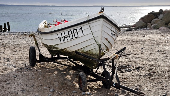 Ein kleines Boot steht auf einem Trailer am Strand von Vitt auf Rügen. © NDR Foto: Norbert Brandt aus Neubrandenburg