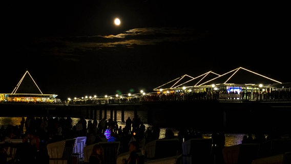 Heringsdorfer Seebrücke in abendlicher Beleuchtung © NDR Foto: Ramona Will von der Insel Usedom