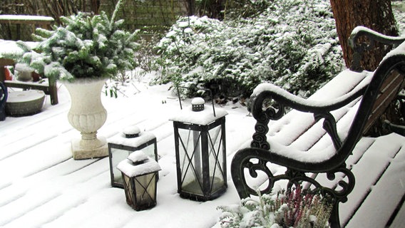 Terrasse mit Schnee © NDR Foto: Rosemarie Meier aus Stralsund