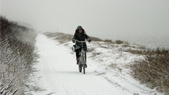 Fahrradfahrerin im Schnee © NDR Foto: Christine Arendt aus Kloster