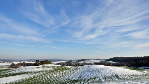 Winterlandschaft hüglige Felder © NDR Foto: Norbert Brandt aus Neubrandenburg
