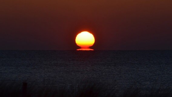 Sonne geht gleißend über der Ostsee unter. © NDR Foto: Katrin Kunkel aus Ribnitz-Damgarten