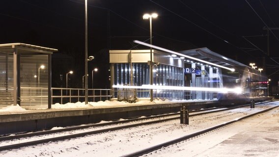 Zug fährt im verschneiten Bahnhof ein. © NDR Foto: Claudio Doering aus Greifswald