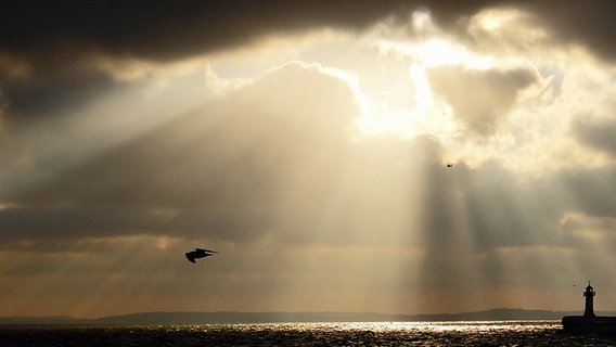 Hinter dunklen Wolken strahlt die Sonne hervor. © NDR Foto: Peter Heydemann aus Sassnitz