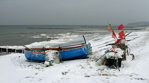 Boote am vereisten Strand von Hiddensee © NDR Foto: Christine Arendt aus Kloster