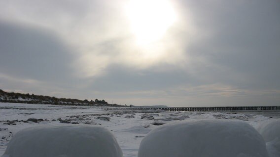 Eis bedeckt das Ufer der Ostsee. © NDR Foto: Christine Arendt aus Kloster