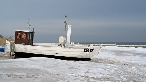 Ein Boot überwintert am Strand von Koserow © NDR Foto: Waltraut Bolscho aus Greifswald