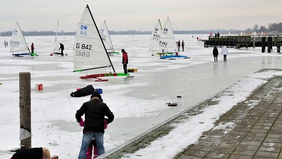Eissegler auf dem Bodden am Ribnitzer Hafen © NDR Foto: Horst Seack aus Ribnitz-Damgarten