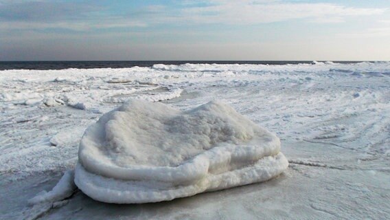 Eine Eisformation auf der Ostsee ähnelt einem Sofa © NDR Foto: Detlef Spiller aus Heringsdorf